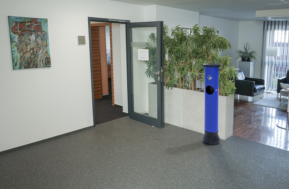 Desinfektionssäule aus PE in Signalblau